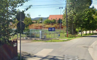 Április 21-én kezdődik a gyalogátkelők kialakítása a Vasúti villasor–Kőzúzó utcai csomópontban című bejegyzés kiemelt képe